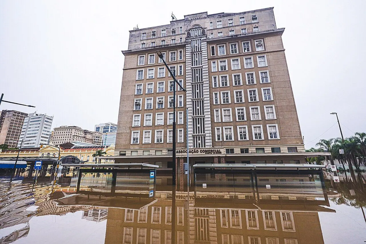 Ruas de Porto Alegre tomadas pela água