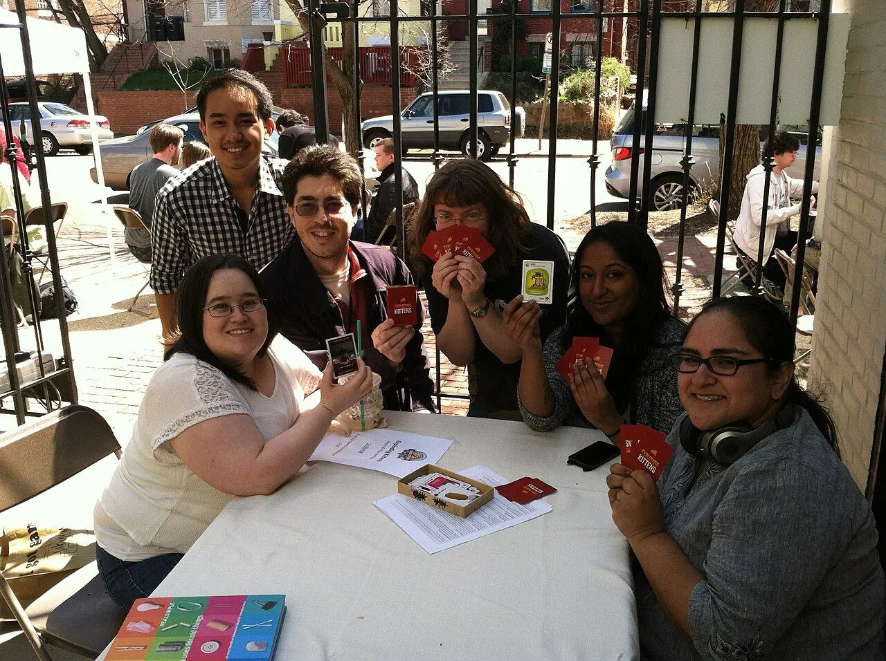 Pessoas jogando Exploding Kittens