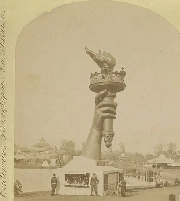 Mão e tocha da Estátua da Liberdade expostas na Filadélfia em 1876 para arrecadar doações